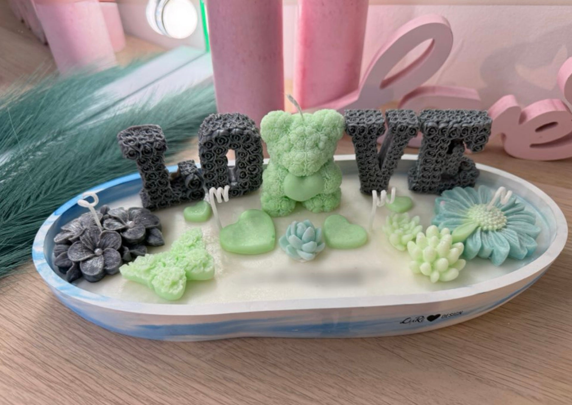 Kerzenschale mit LOVE Buchstaben und Teddy, dekorative Kerze in Grün und Grau, Geschenkidee
