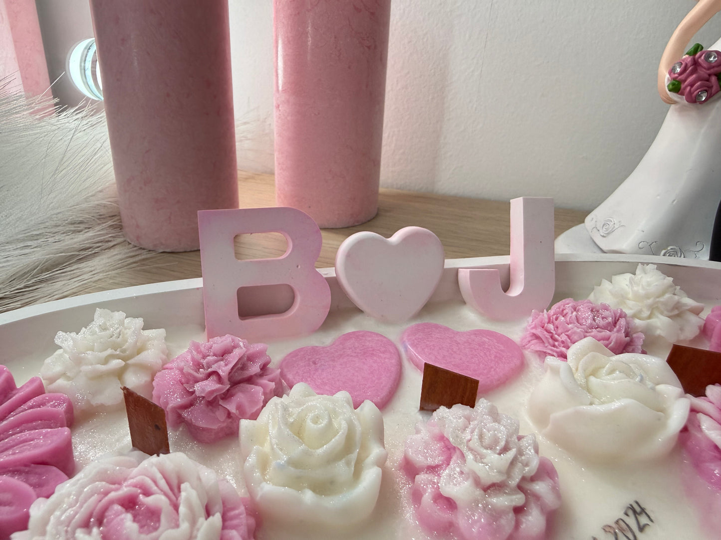 Handgegossene Hochzeitsdeko aus Gips & Wachs. Jedes Stück ein Unikat m. Blumen, Initialen, feinem Glanz. Perfekt als Geschenk o. Erinnerung. – personalisierbares Geschenk – handgemacht, personalisierbar, hochwertige Deko