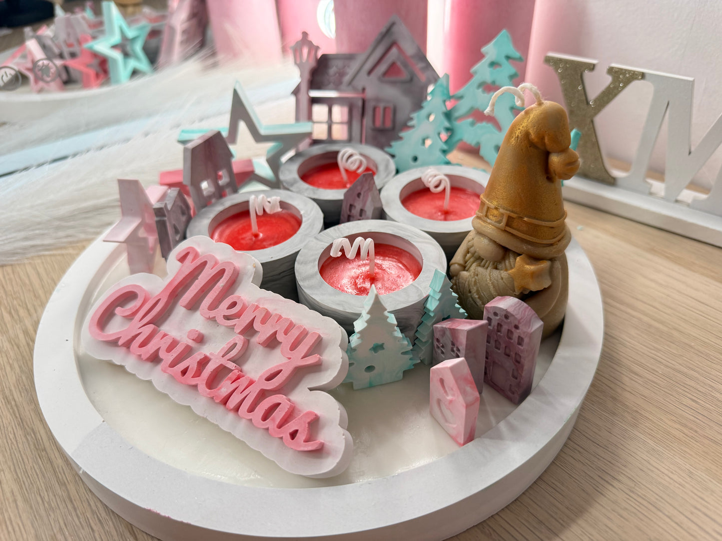 Weihnachtliche Kerzenlandschaft in Marmoroptik – handgegossene Adventsdeko im modernen Stil – personalisierbare Winterdekoration – handgemacht, personalisierbar, hochwertige Deko