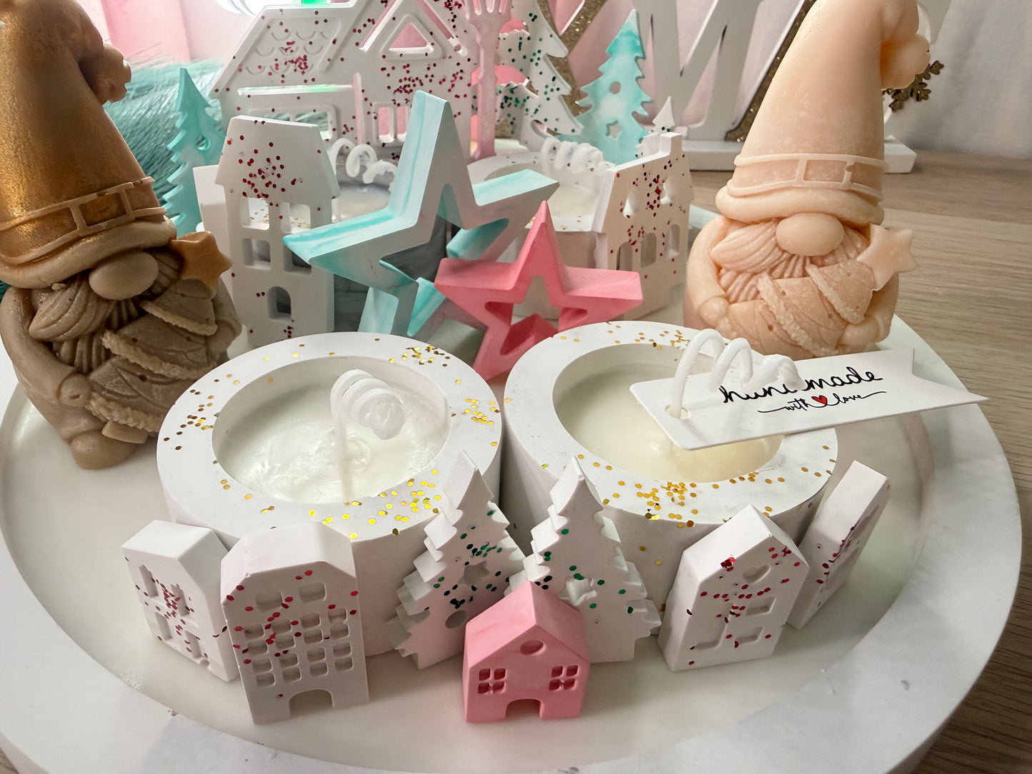 Handgemachtes Wichtel-Deko-Set | Winterliche Kerzenlandschaft aus Gips & Sojawachs | Geschenkidee mit Farbwunsch – personalisierbare Winterdekoration – handgemacht, personalisierbar, hochwertige Deko