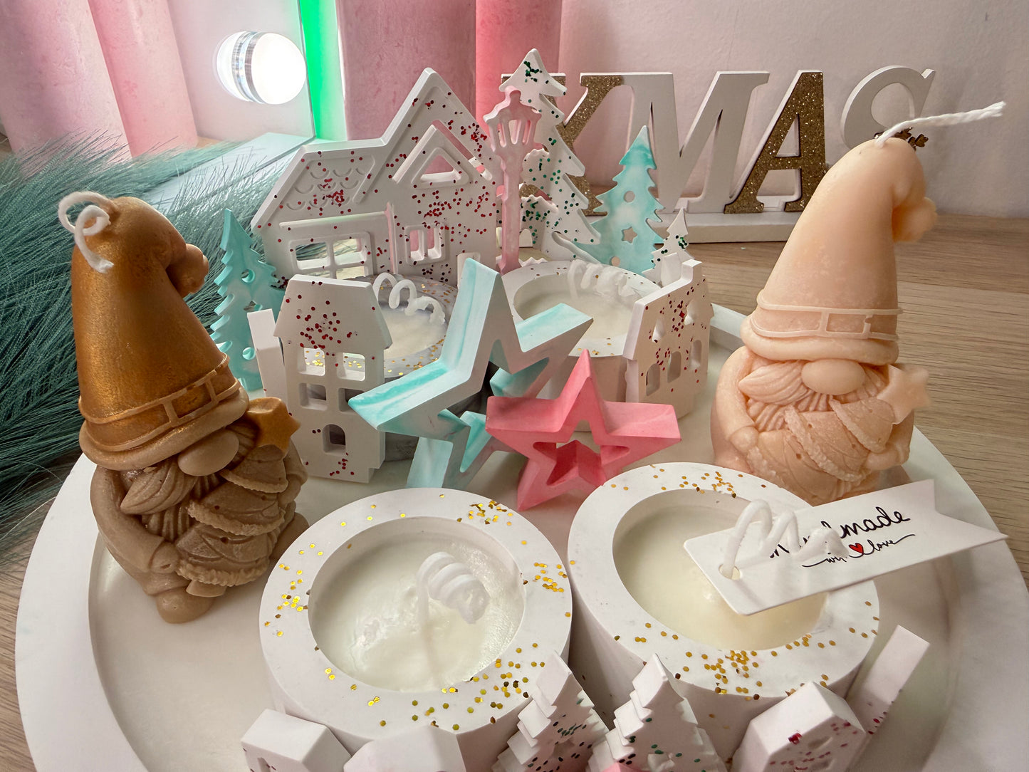 Handgemachtes Wichtel-Deko-Set | Winterliche Kerzenlandschaft aus Gips & Sojawachs | Geschenkidee mit Farbwunsch – personalisierbare Winterdekoration – handgemacht, personalisierbar, hochwertige Deko