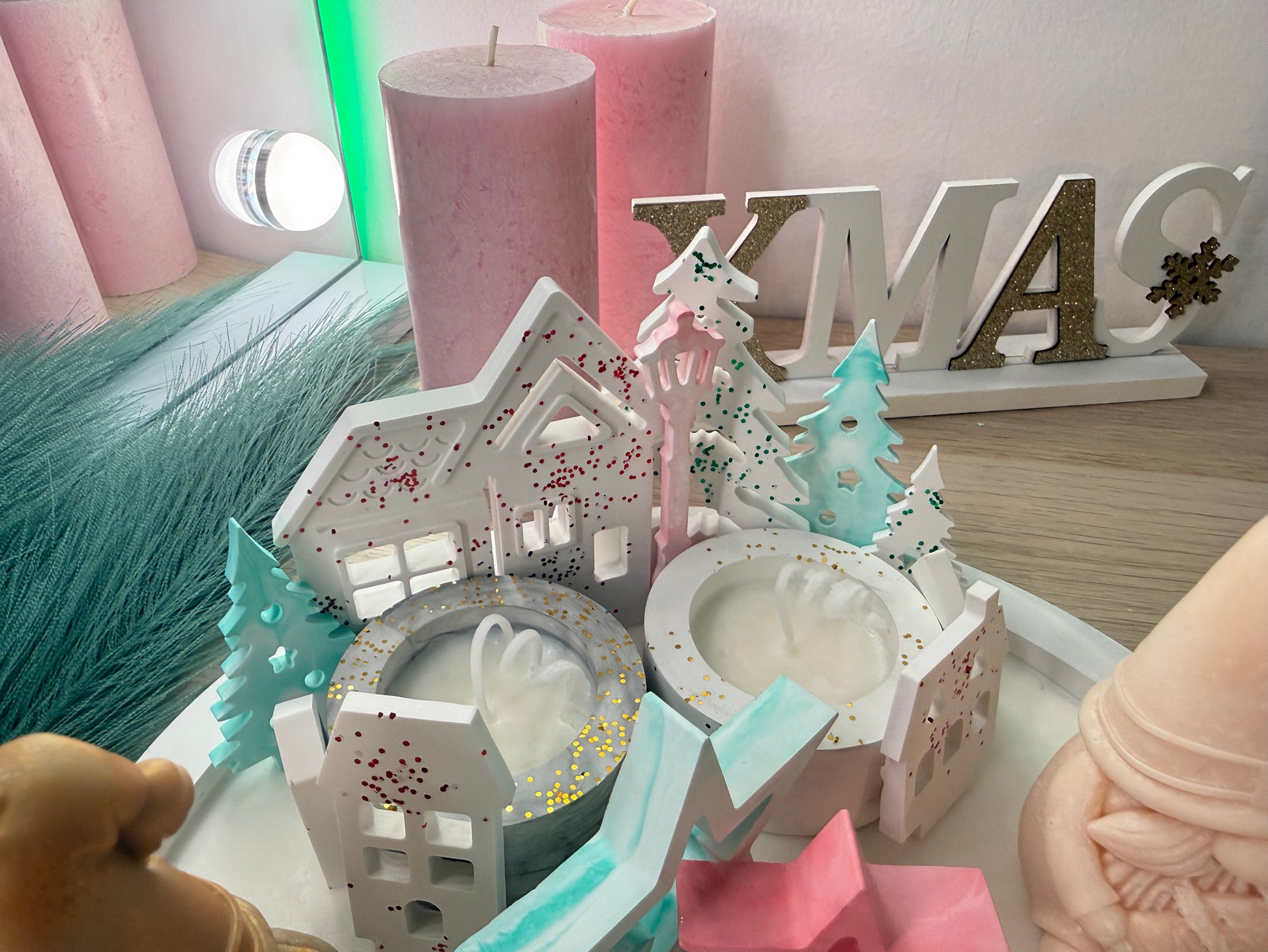 Handgemachtes Wichtel-Deko-Set | Winterliche Kerzenlandschaft aus Gips & Sojawachs | Geschenkidee mit Farbwunsch – personalisierbare Winterdekoration – handgemacht, personalisierbar, hochwertige Deko