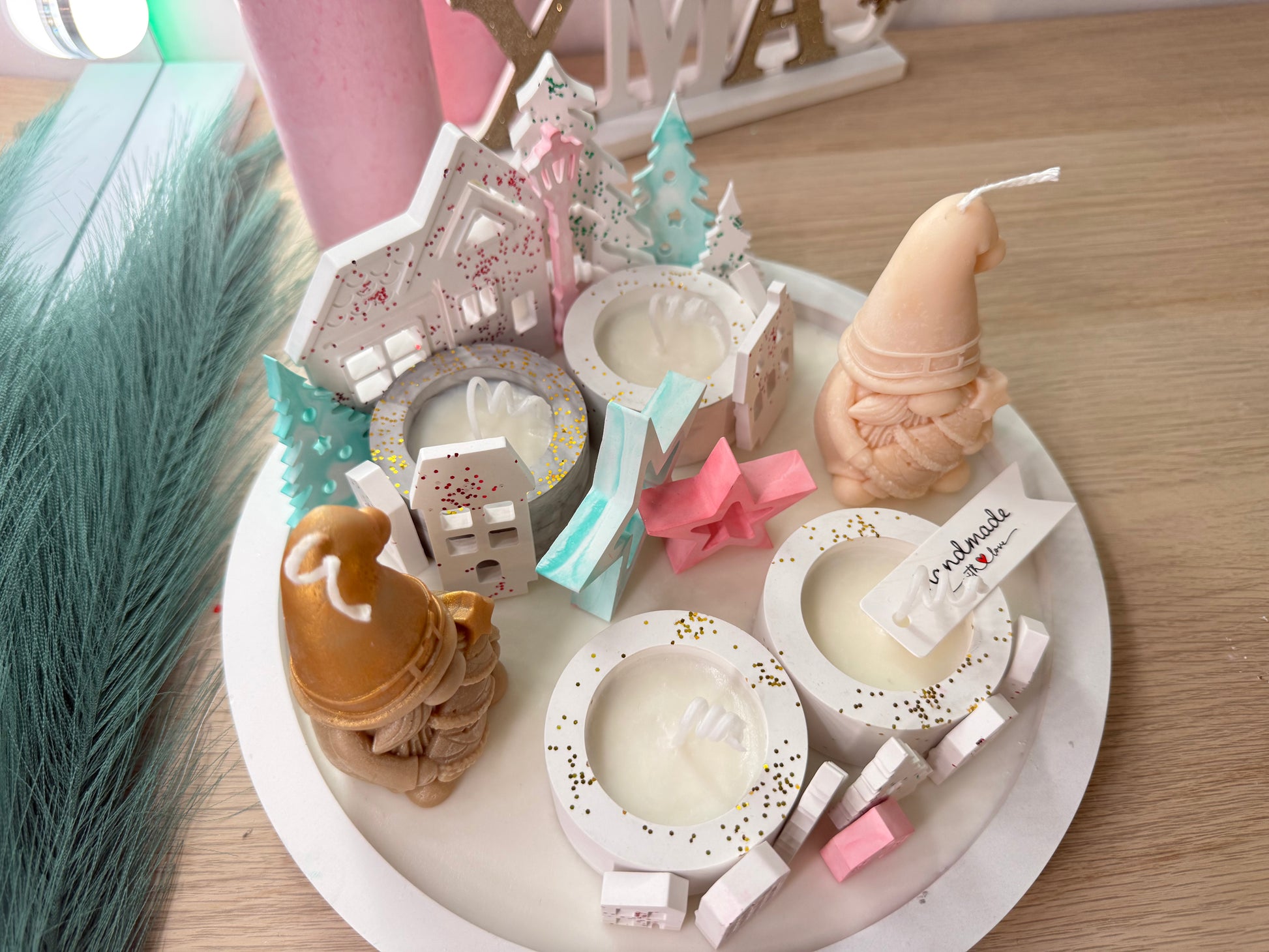 Handgemachtes Wichtel-Deko-Set | Winterliche Kerzenlandschaft aus Gips & Sojawachs | Geschenkidee mit Farbwunsch – personalisierbare Winterdekoration – handgemacht, personalisierbar, hochwertige Deko