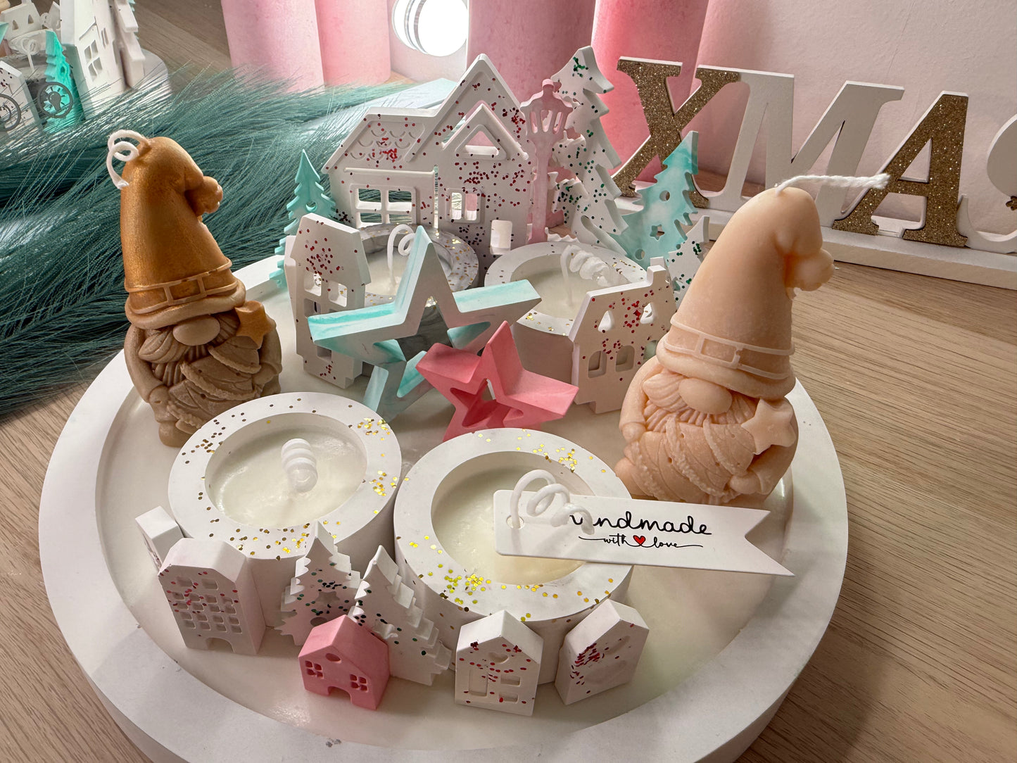 Handgemachtes Wichtel-Deko-Set | Winterliche Kerzenlandschaft aus Gips & Sojawachs | Geschenkidee mit Farbwunsch – personalisierbare Winterdekoration – handgemacht, personalisierbar, hochwertige Deko