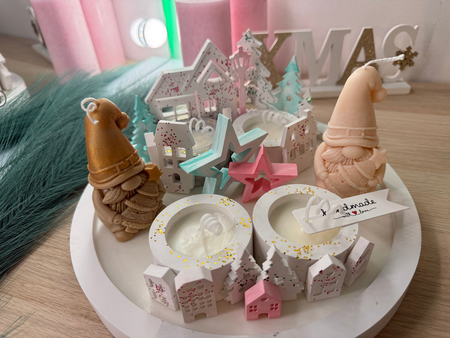 Handgemachtes Wichtel-Deko-Set | Winterliche Kerzenlandschaft aus Gips & Sojawachs | Geschenkidee mit Farbwunsch – personalisierbare Winterdekoration – handgemacht, personalisierbar, hochwertige Deko