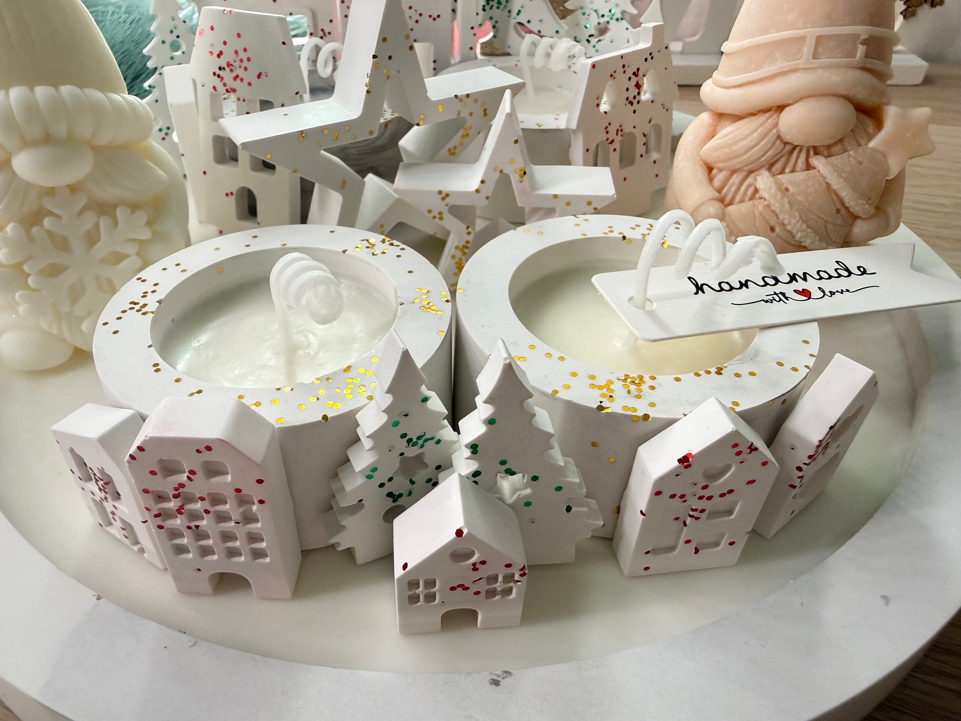 Handgemachtes Wichtel-Deko-Set | Winterliche Kerzenlandschaft aus Gips & Sojawachs | Geschenkidee mit Farbwunsch – personalisierbare Winterdekoration – handgemacht, personalisierbar, hochwertige Deko