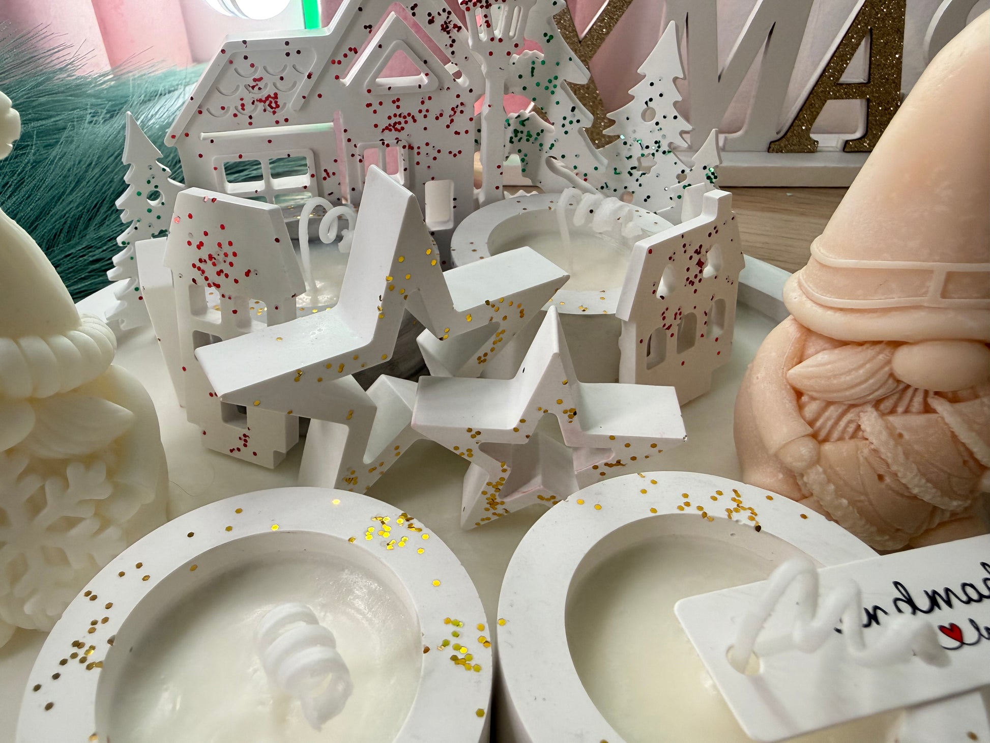 Handgemachtes Wichtel-Deko-Set | Winterliche Kerzenlandschaft aus Gips & Sojawachs | Geschenkidee mit Farbwunsch – personalisierbare Winterdekoration – handgemacht, personalisierbar, hochwertige Deko