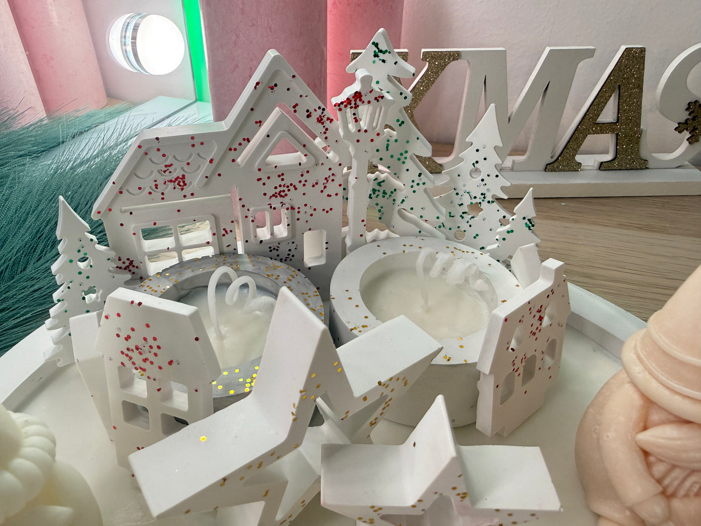 Handgemachtes Wichtel-Deko-Set | Winterliche Kerzenlandschaft aus Gips & Sojawachs | Geschenkidee mit Farbwunsch – personalisierbare Winterdekoration – handgemacht, personalisierbar, hochwertige Deko