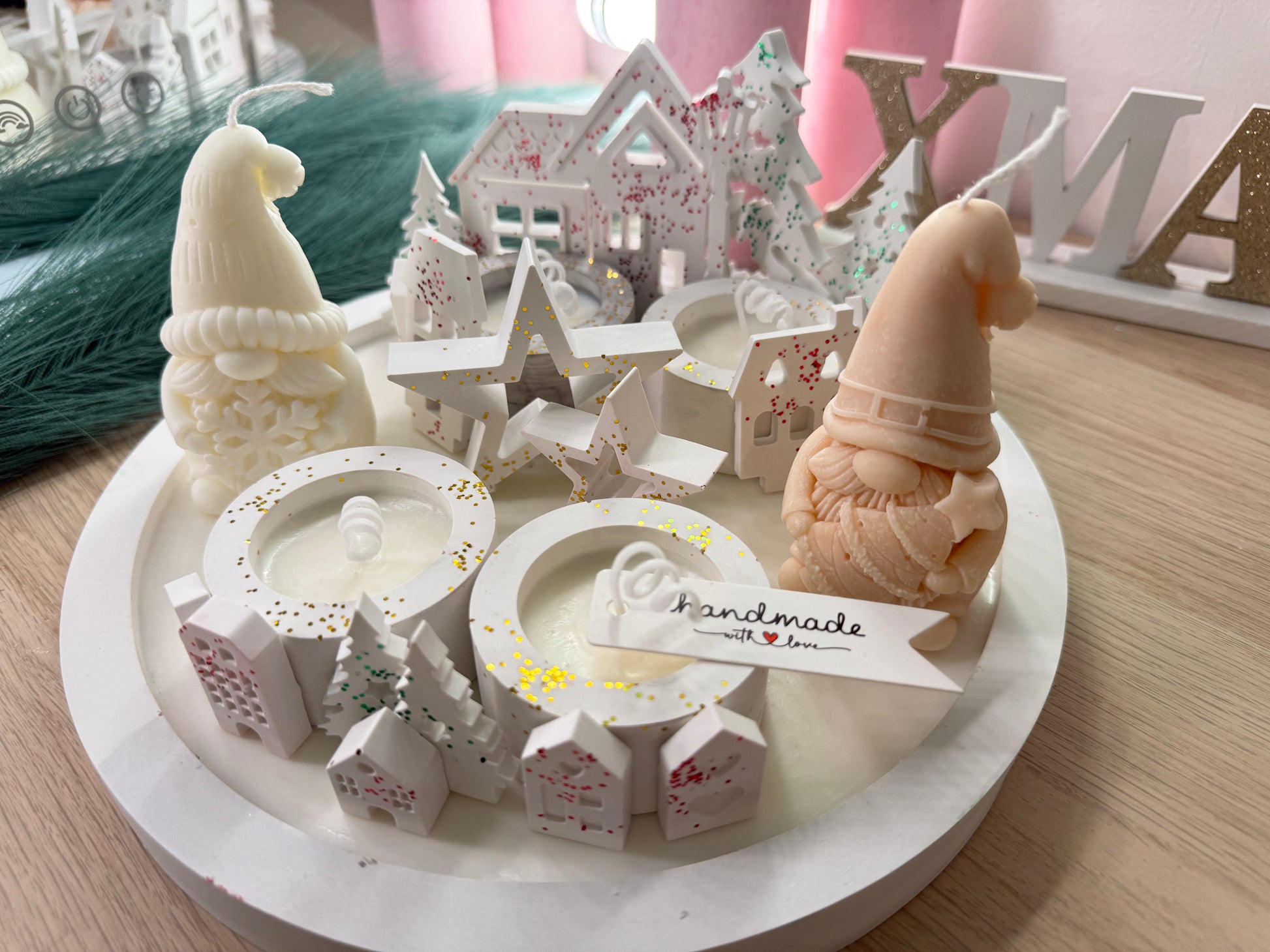 Handgemachtes Wichtel-Deko-Set | Winterliche Kerzenlandschaft aus Gips & Sojawachs | Geschenkidee mit Farbwunsch – personalisierbare Winterdekoration – handgemacht, personalisierbar, hochwertige Deko