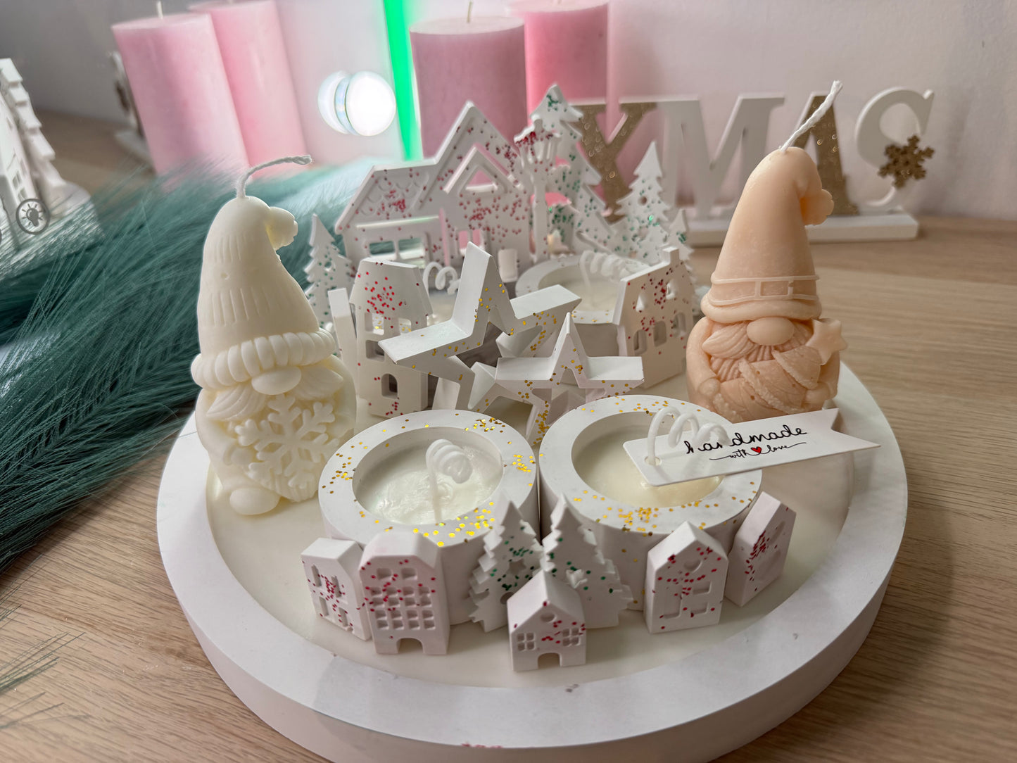 Handgemachtes Wichtel-Deko-Set | Winterliche Kerzenlandschaft aus Gips & Sojawachs | Geschenkidee mit Farbwunsch – personalisierbare Winterdekoration – handgemacht, personalisierbar, hochwertige Deko