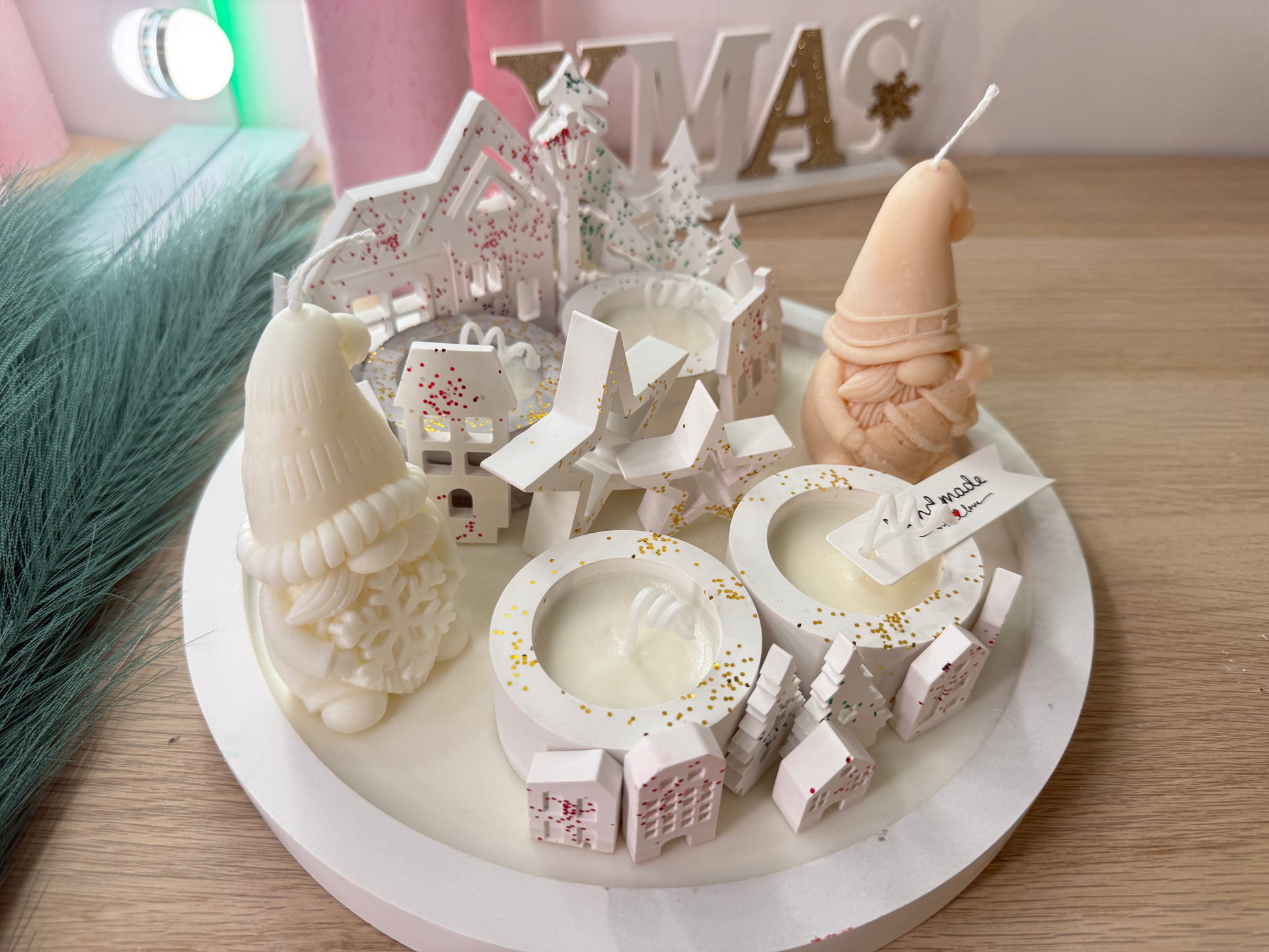 Handgemachtes Wichtel-Deko-Set | Winterliche Kerzenlandschaft aus Gips & Sojawachs | Geschenkidee mit Farbwunsch – personalisierbare Winterdekoration – handgemacht, personalisierbar, hochwertige Deko