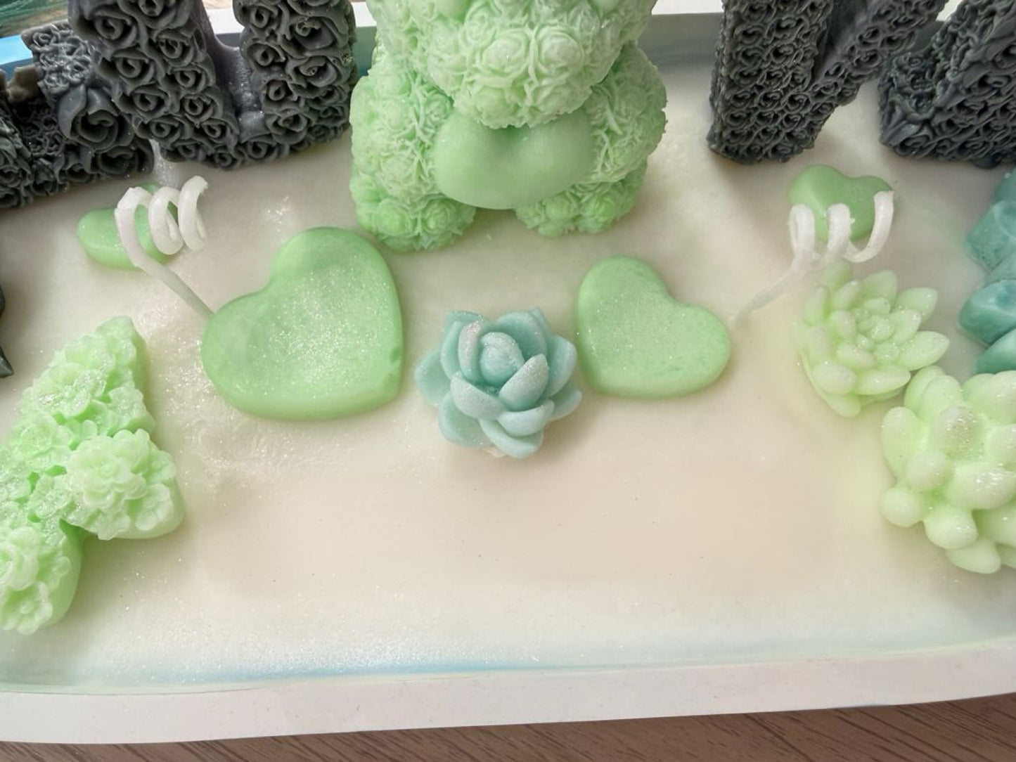 Handgegossenes LOVE-Dekoarrangement XXL in Mint & Anthrazit – modernes Geschenk für besondere Momente – personalisierbares Geschenk