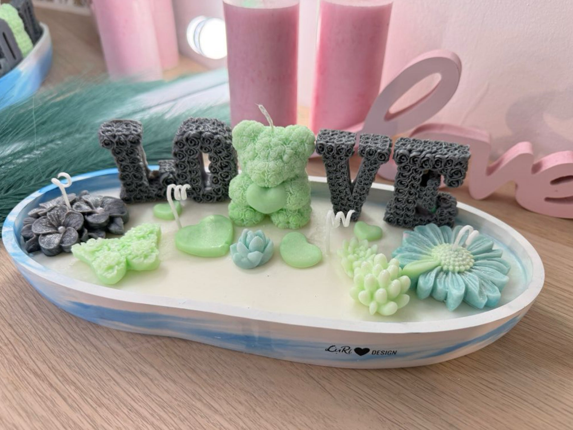 Handgefertigte Kerzenschale mit Blumen und Herzdetails, moderne Tischdeko in Pastellfarben
