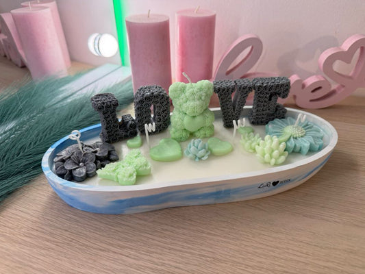 Personalisierte Kerzenschale mit LOVE Schriftzug, Teddy Figur und Blumen, handgefertigte Dekokerze mit Farbwunsch