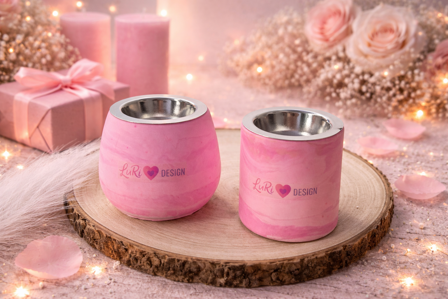 Handgefertigte rosa Teelichthalter im Marmor-Look mit silbernem Einsatz auf Holztablett im romantischen Geschenkstil