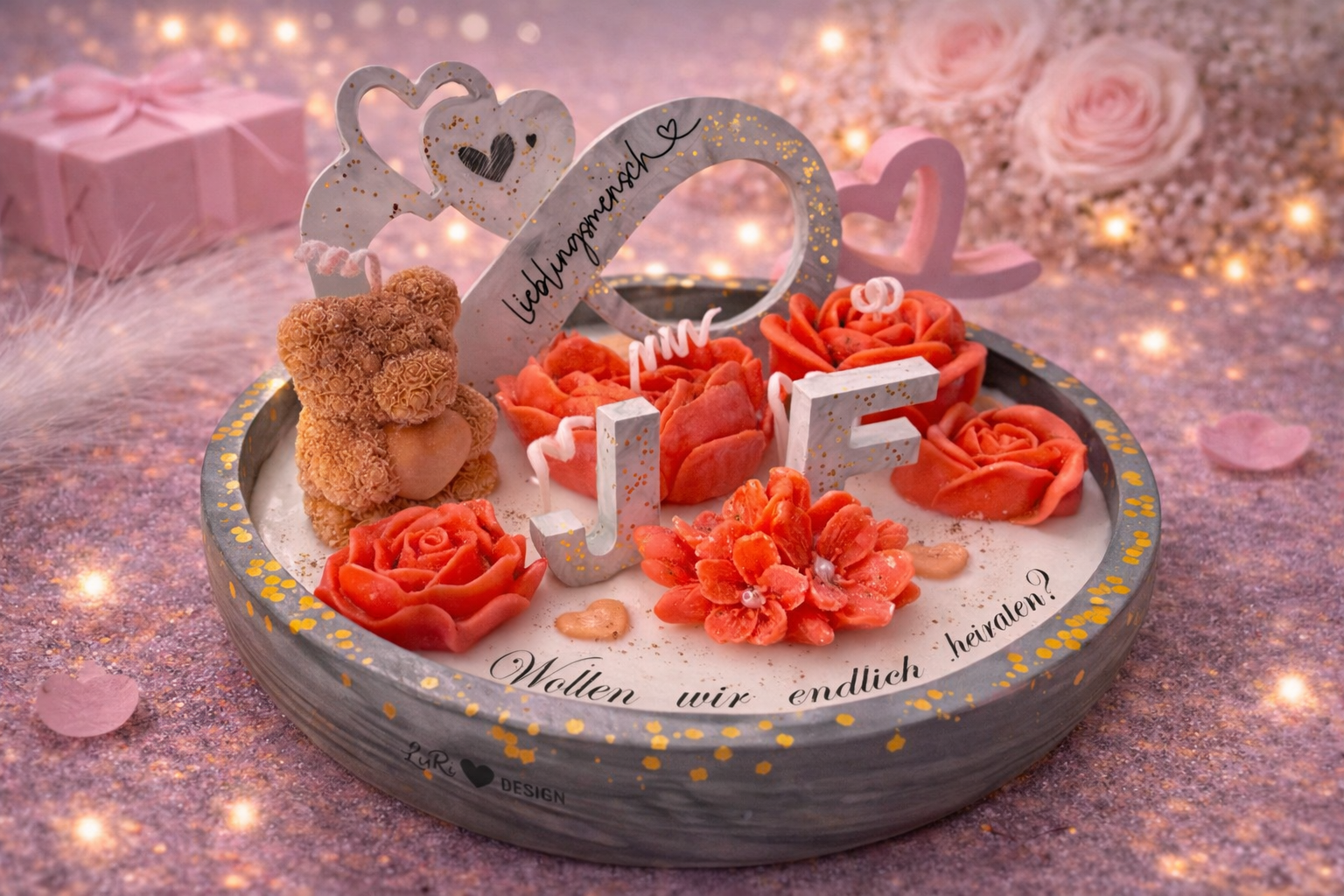 Individuelle Kerzen Deko mit Namen, Datum und Rosen auf Tablett, romantische Geschenkidee für Hochzeit, Jahrestag oder Valentinstag