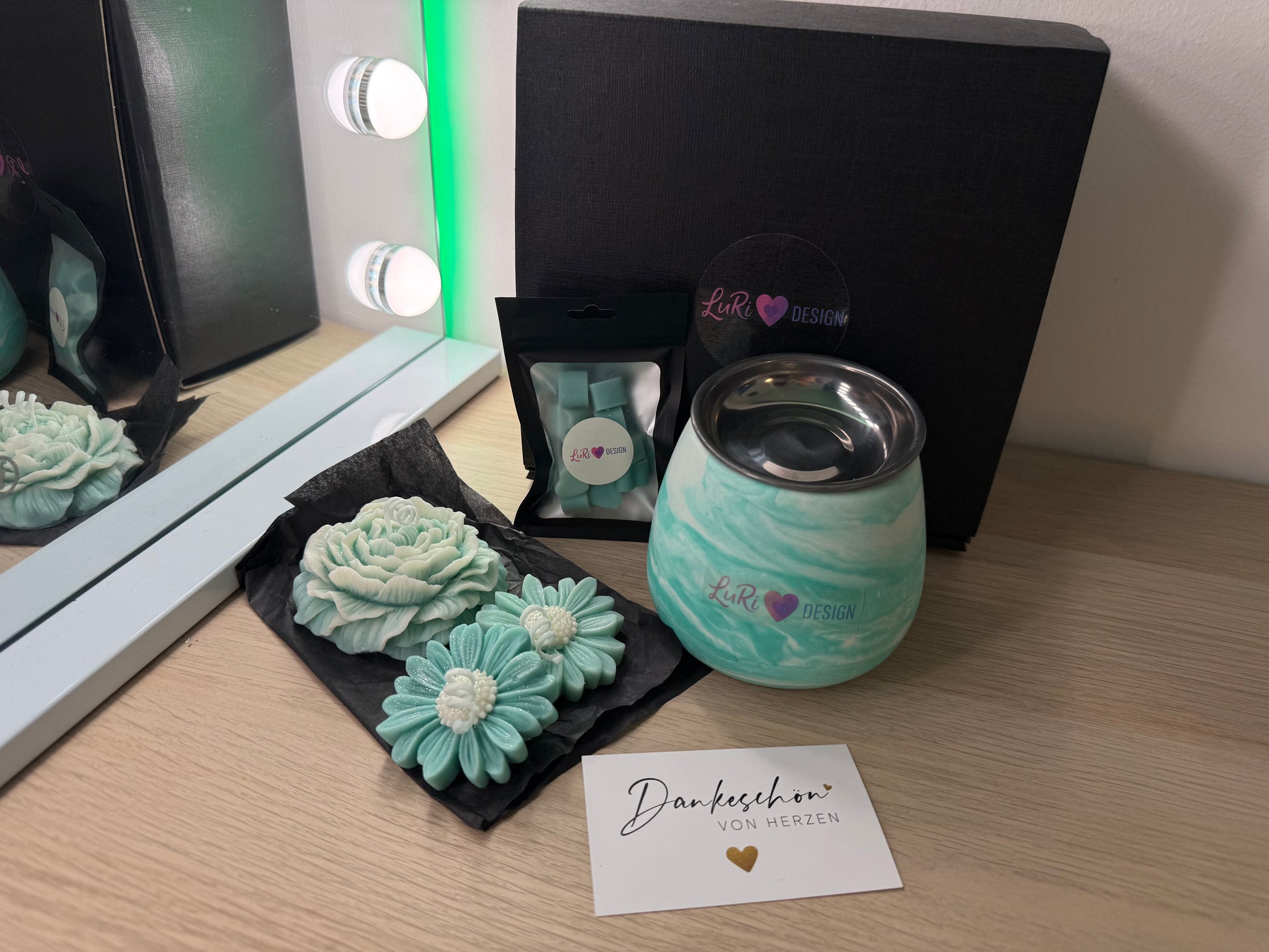 Handgefertigte Duftlampe in Mintgrün mit LuRi Design Logo – dekorative Duftlampe als Geschenk