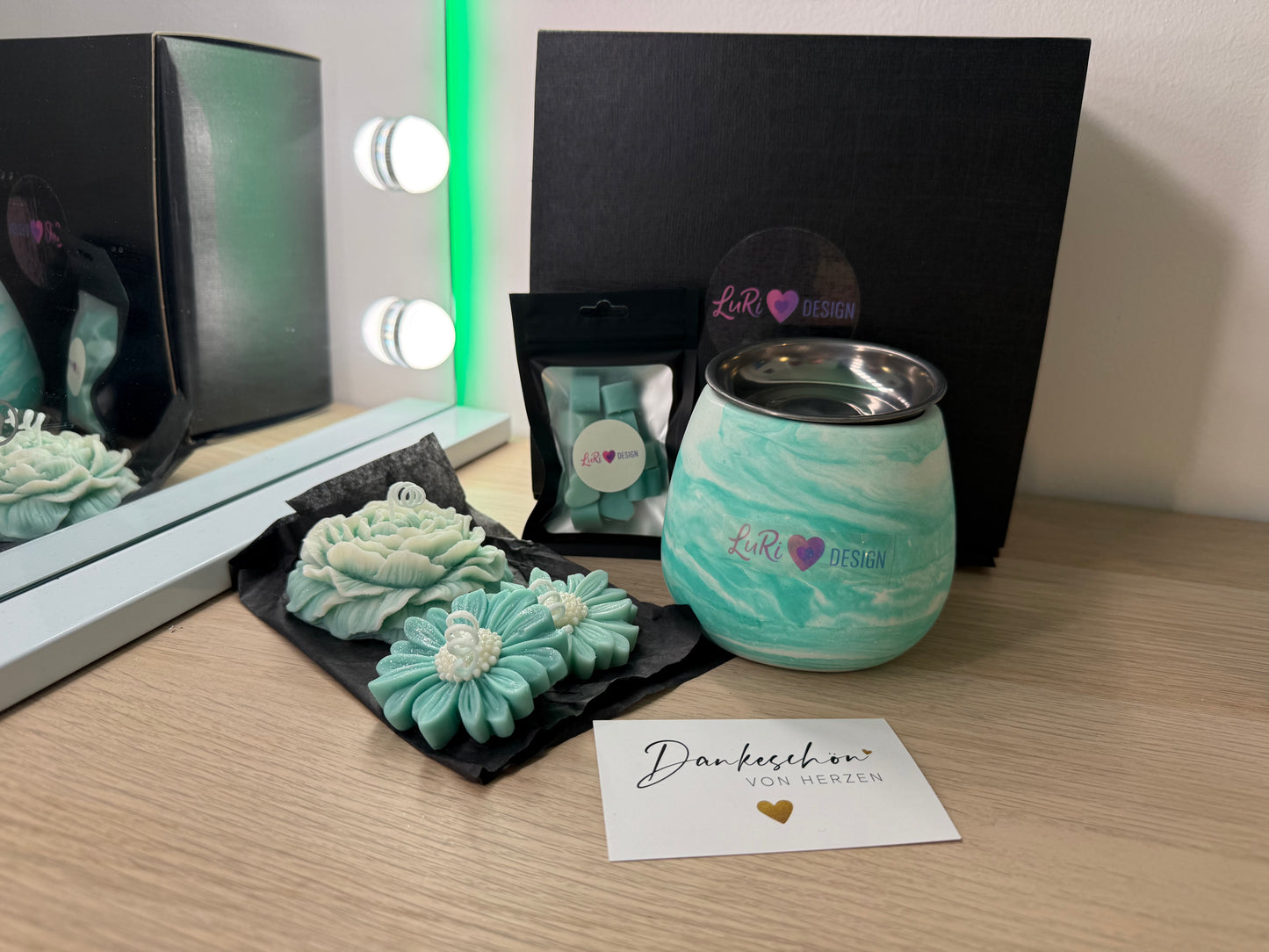 Handgegossene Kerzen in Blumenform – liebevolle Dekokerzen als Geschenkidee