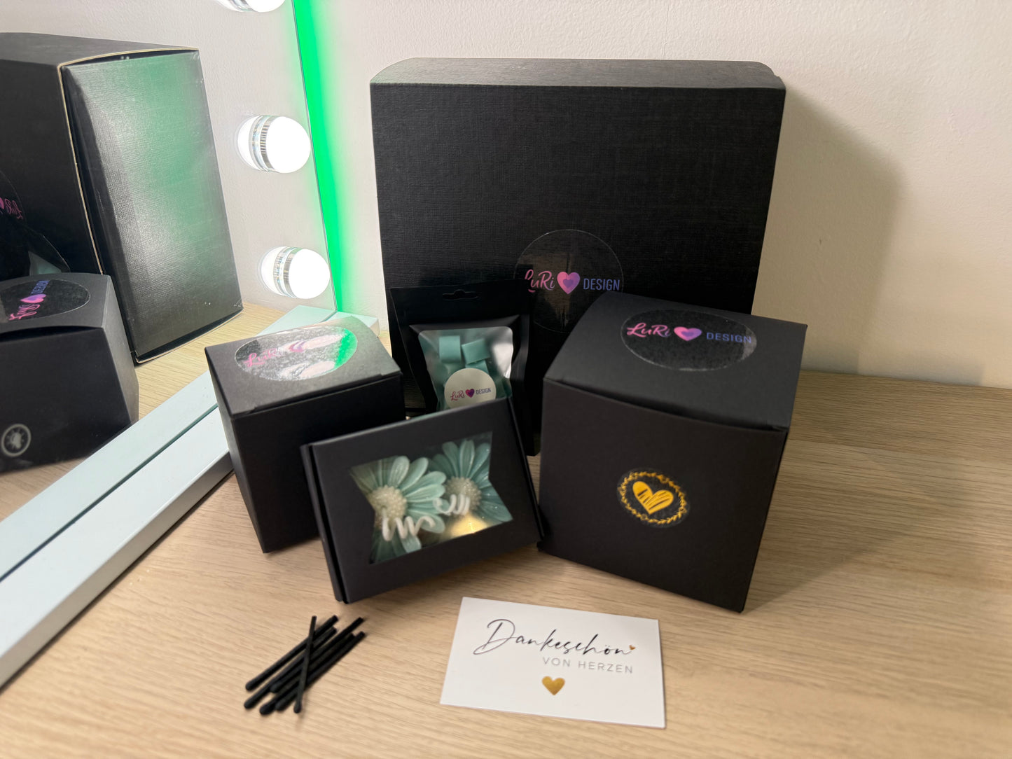 Handgefertigte Duftlampe in Mintgrün mit LuRi Design Logo – dekorative Duftlampe als Geschenk
