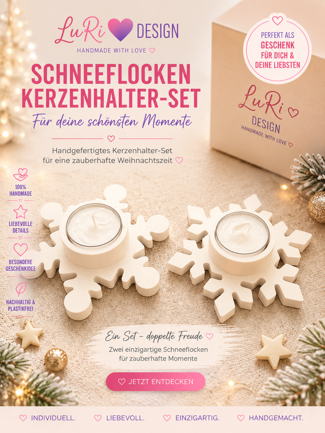 Zwei cremefarbene Schneeflocken-Teelichthalter mit Teelichtern als handgemachte Weihnachtsdekoration auf einem Holztablett