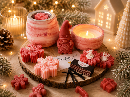 Handgemachte Weihnachtsdekoration mit rosa Duftkerzen, Schneeflocken-, Blumen- und Geschenkkerzen, Wichtel und dekorativer Kerzenschale von LuRi Design