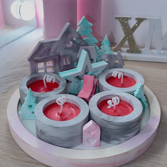 Handgegossene Adventsschale mit vier roten Kerzen, Häuschen und Tannenbäumen in Pastellfarben – moderne Weihnachtsdekoration handmade.