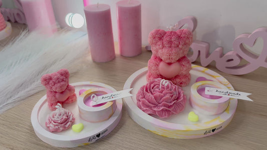 Handgegossenes Deko-Set mit Rosenbär & Blüten – romantisches Geschenk für besondere Anlässe – personalisierbares Geschenk